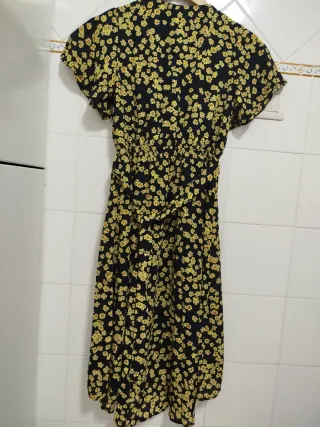 Vestido floral negro y amarillo