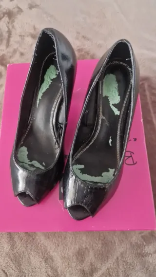 Zapatos de tacón negros peep toe