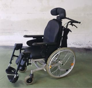 Silla de ruedas autopropulsable rigida.