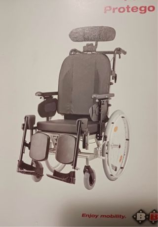 Silla de ruedas autopropulsable rigida.