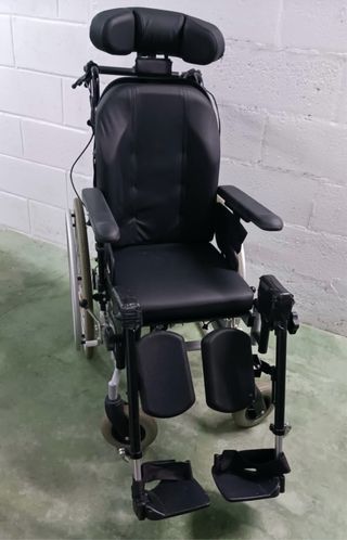 Silla de ruedas autopropulsable rigida.
