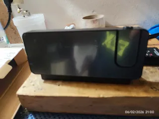 Despertador negro con pantalla cromada sin estrena