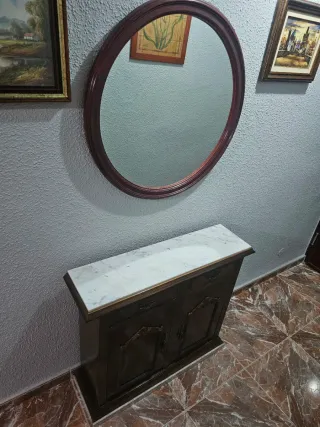Mueble de madera con tapa de mármol