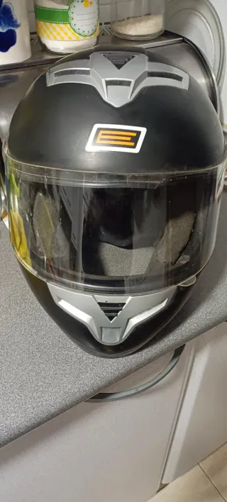 Casco de moto negro