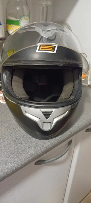 Casco de moto negro