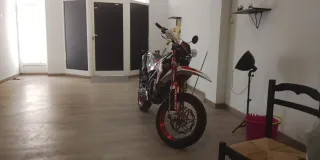 Moto Supermotard Roja y Blanca