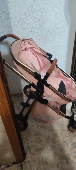 Carrito de bebé rosa
