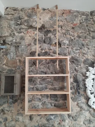 Estantería de madera hecha a mano