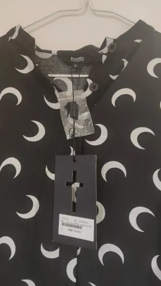 Camisa larga negra con estampado de lunas.