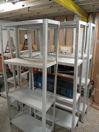Estanterías metálicas plateadas  25e la unidad