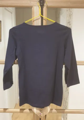 Camiseta azul con detalles dorados