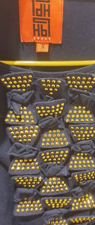 Camiseta azul con detalles dorados