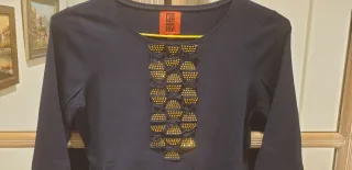 Camiseta azul con detalles dorados