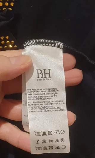 Camiseta azul con detalles dorados