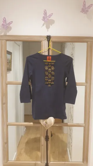 Camiseta azul con detalles dorados