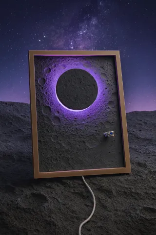 Paisaje Lunar 3D Marco Dorado y Luz Púrpura