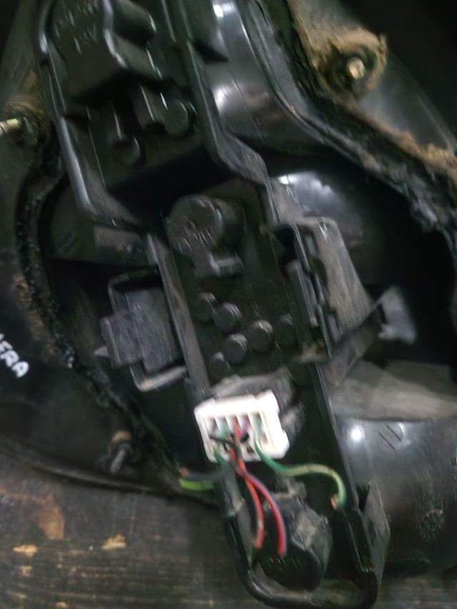 PILOTO TRASERO DERECHO NISSAN ALMERA (N16/E)