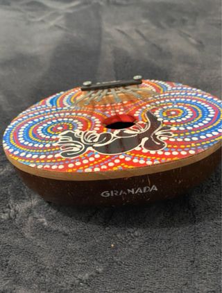 Kalimba de 6 teclas con diseño tribal