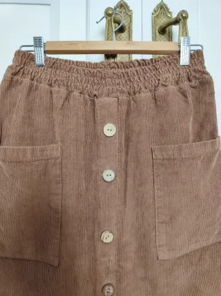 Falda de pana marrón con botones