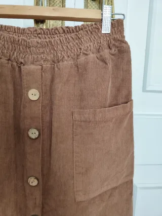 Falda de pana marrón con botones