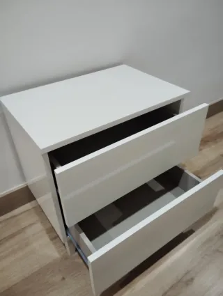 Mesita de noche blanca