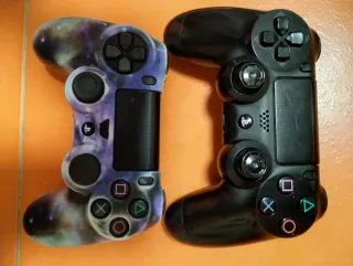 PS4 (PlayStation 4) Negra + Juegos y Mandos