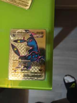 Cartas Pokémon Doradas VMAX de Umbreon y Blaziken