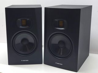 altavoces adam t7v