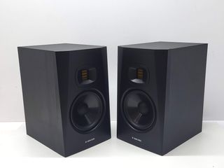altavoces adam t7v