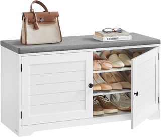 Banco Zapatero de 3 Niveles, Banco Contenedor Con Puertas y Cojín, Estantes Regulables, 35,5 X 101 X 52,5 Cm, para Entrada, Dormitorio, Blanco Nube y Gris Tortora LSB044W01