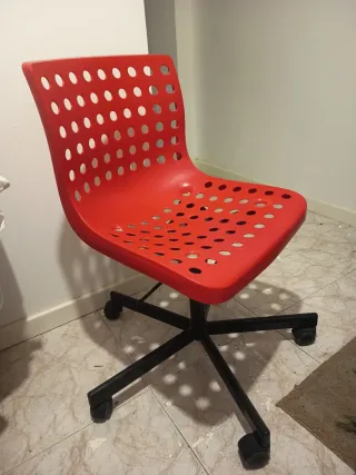 Silla de plástico roja con ruedas