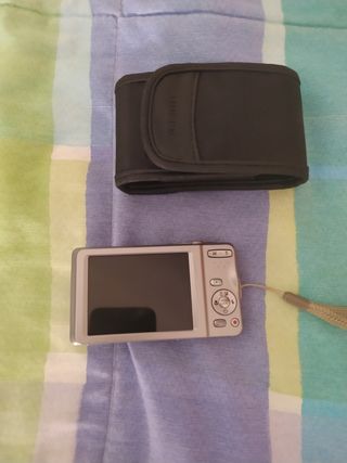 Cámara Fujifilm Plata con Funda Negra