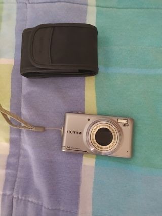 Cámara Fujifilm Plata con Funda Negra