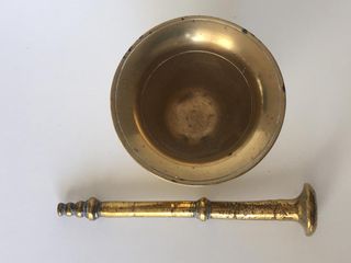 Almirez antiguo de metal dorado