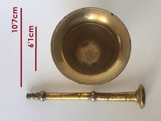 Almirez antiguo de metal dorado