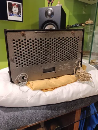 Diferentes radios antiguas a válvulas