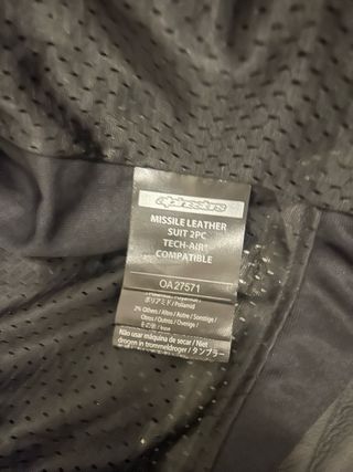 Traje de moto Alpinestars deportivo.