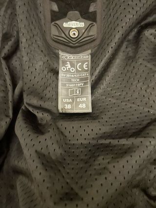Traje de moto Alpinestars deportivo.