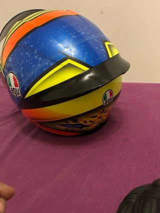 Traje de moto Alpinestars deportivo.