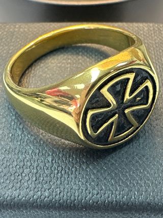 Anillo acero dorado con cruz de hierro T29