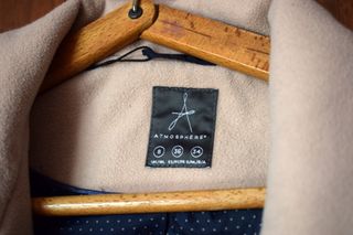 Abrigo paño beige estilo chaquetón cruzado