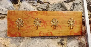 Perchero madera hecho a mano con ganchos dorados