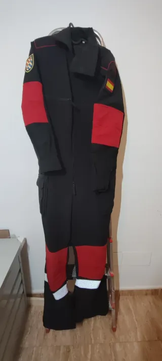 Mono negro y rojo Talla S