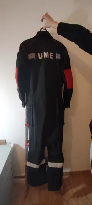 Mono negro y rojo Talla S