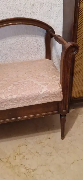 Sofá diván recibidor con cajones.