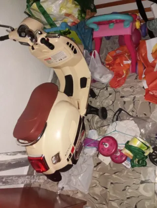 Moto eléctrica infantil color crema