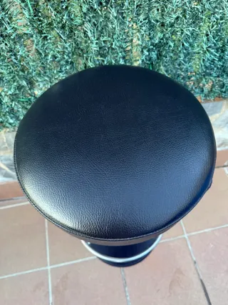 Taburete alto con reposapiés