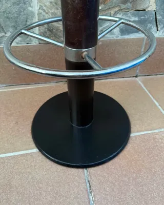 Taburete alto con reposapiés