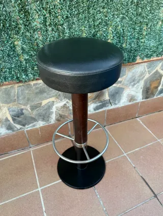 Taburete alto con reposapiés