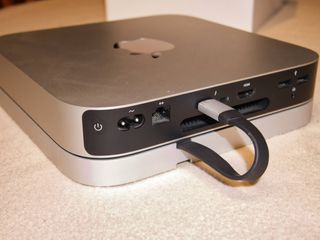 Mac Mini M1 + Macally teclado + Base Satechi